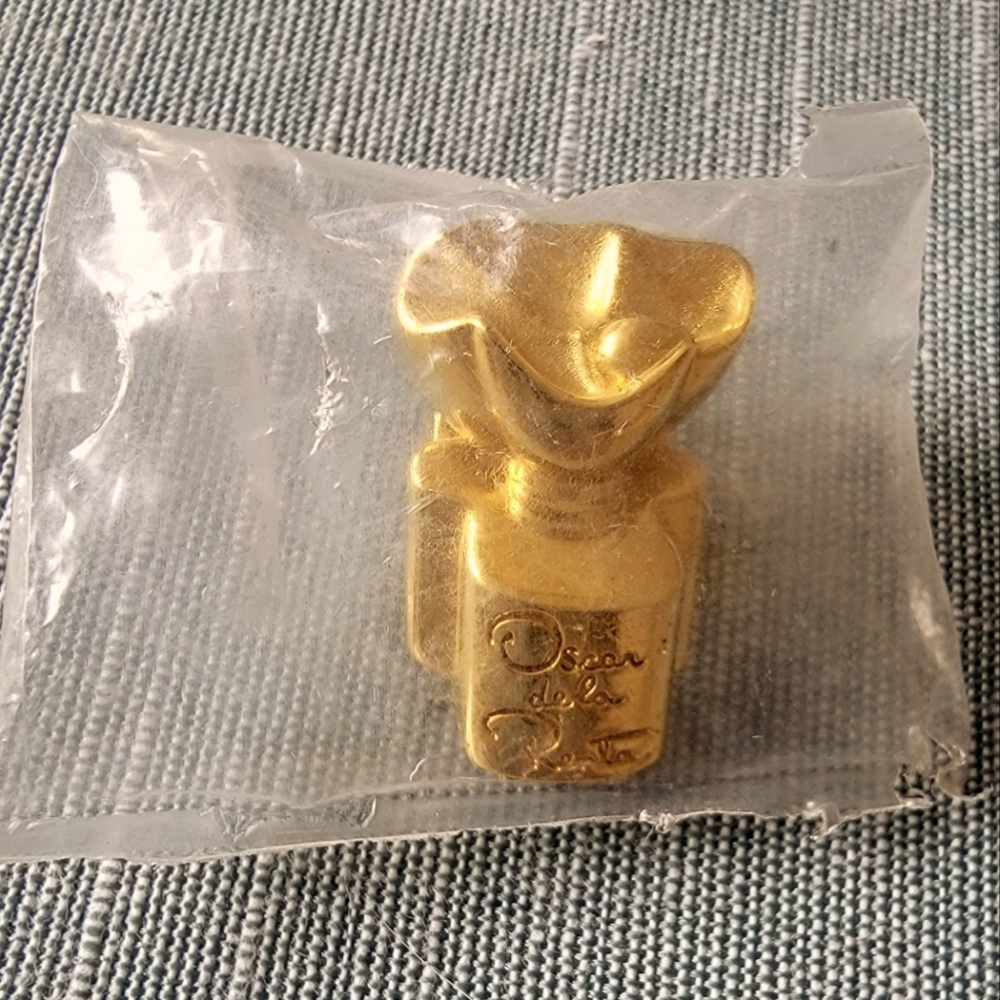 Vintage Oscar de la Renta pin
